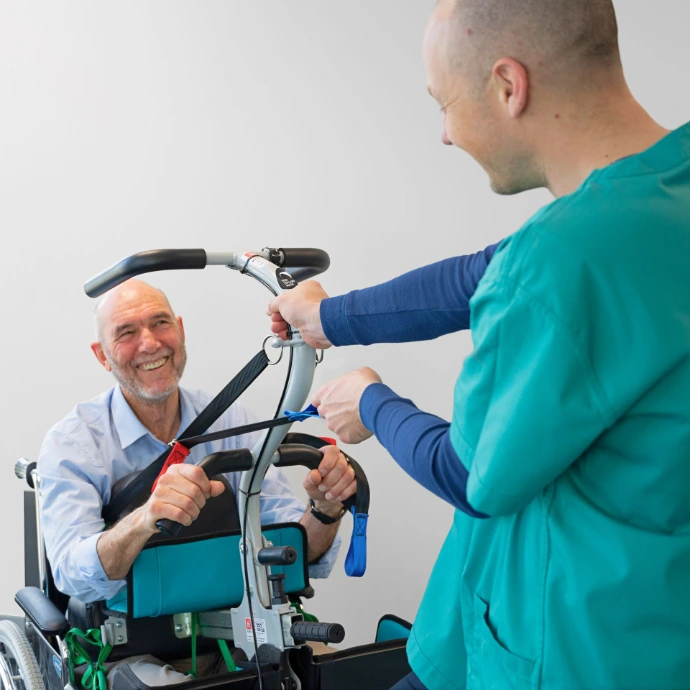 Single caregiver transferring an elderly man using the Kera sit2sit hoist